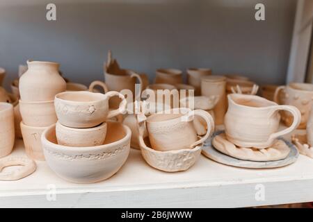 Pentole di creta vuote che asciugano su un ripiano Foto Stock