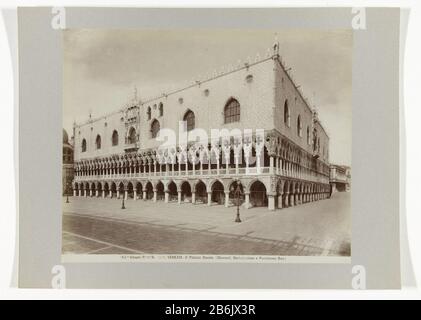 Palazzo Ducale, N, o VenetiëP.e 1.a 12573. Venezia - Il Palazzo Ducale. (Giovanni Bartolommeo e Pantaleone Bon.) (titolo oggetto) Tipo Di Proprietà: Fotografie numero articolo: RP-F 00-1682 Iscrizioni / marchi: Numero, verso in alto a sinistra scritto a mano con penna in inchiostro nero: '105.' Produttore : fotografo: Fratelli Alinari (edificio elencato) editore: Fratelli Alinari (proprietà quotata) Luogo produzione: Firenze Data: CA. 1880 - ca. 1895 caratteristiche Fisiche: Albume materiale di stampa: Carta carta cartone Tecnica: Albume dimensioni di stampa: Foto: H 201 mm × W 248 mmblad: H 242 mm × W 32 Foto Stock