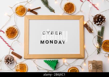 online shopping, vendita e marketing concept - lavagna magnetica bianca con cyber lunedi parole e decorazioni di natale sul tavolo Foto Stock