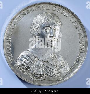 Decesso della medaglia d'argento di Frederick Henry. Fronte: Uomo di brisket nella leggenda. Retromarcia: Donna di brisket all'interno di omschrift. Produttore Johann HöhnPlaats prodotto: Danzig Appuntamenti: 1647 Materiale: Argento Tecnica: Dimensione del negozio: 8.8 cm d. × g 241,54 gr Soggetto: Morte di Frederik Hendrik Quando: 1647-03-14 - 1647-03-14Wie: Federico Enrico (Principe di Orange) Amalia van Solms Foto Stock