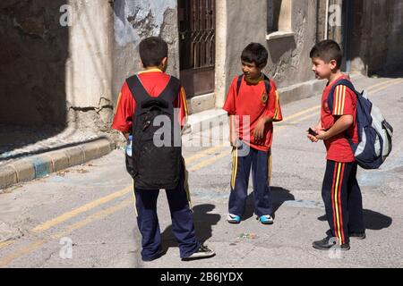 Scolari In Strada, Tanzimat Sokak, Arabahmet District, Nicosia Nord, Cipro Del Nord Foto Stock