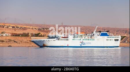 Aqaba, Giordania - 17 maggio 2018: Il traghetto bianco Aylah entra nel porto di Aqaba Foto Stock