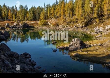 Il doppio Lago con larici a Seven Lakes Valley Foto Stock