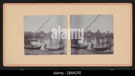 Villaggio al Gezicht acqua op een dorp gelegen aan het acqua, op Banka. Onderdeel van een groep stereofoto's van Robert Julius Boers, chef van het staatsbedrijf de Banka-tinwinning op Banka, uit de periode ca. 1900-1922. Produttore : fotograaf: Robert Julius BoersPlats prodotto: Bangka datazione: 1900 - 1922 kenmerken Fisico: Daglichtgelatinzilverruk Materiale: Fotopapier karton Techniek: Daglichtgelatinzilverruk dimensioni: Foto: H 55 mm × b 60 mmkarton: H 88 mm × b 178 mm Data: 1900 - 1922 Foto Stock