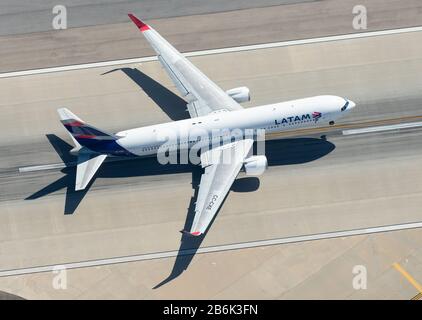 Vista aerea della LATAM Airlines Boeing 767 CC-CXE in partenza dall'aeroporto LAX per Santiago (SCL), Cile. Velivolo a lunga percorrenza WideBody visto dall'alto. Foto Stock