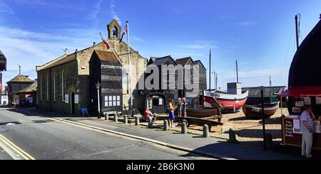 Hastings è una città e un borgo in East Sussex sulla costa meridionale dell'Inghilterra, sul porto di pesca le storiche capanne in legno della rete di pesca e il museo della pesca nella vecchia chiesa Foto Stock