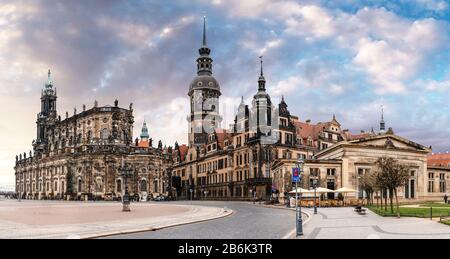 Centro storico di Dresda con torre chiamata Hausmannsturm Foto Stock