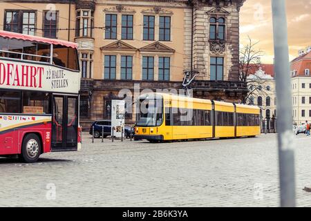 Dresda, GERMANIA, 21 MARZO 2017: Tram giallo e autobus turistico sulla strada della città Foto Stock