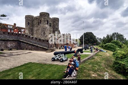 Rye è una vecchia città normanna, Regno Unito, District Rother, contea East Sussex, Inghilterra, la Ypres Tower è stato costruito nel 1249 per difendere Rye contro gli attacchi provenienti da tutta la Manica. Ha servito come un forte, abitazione privata, prigione, sala di corte e ora finalmente come un museo Foto Stock