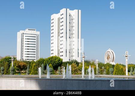 Edifici in marmo bianco, tra cui Alem Cultural and Entertainment Center, ruota panoramica coperta e due ministeri ad Ashgabat, Turkmenistan. Foto Stock