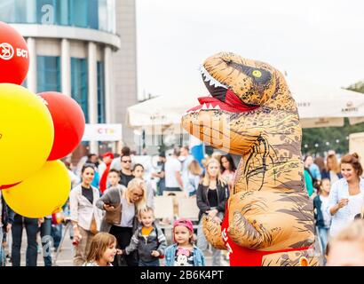 8 SETTEMBRE 2018, UFA, RUSSIA: Divertente costume da dinosauro gonfiabile all'evento pubblico Foto Stock