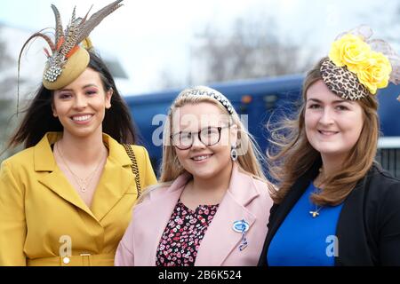 Cheltenham Festival, Cheltenham, Regno Unito - Mercoledì 11th Marzo 2020 - gli amanti della corsa arrivano presto per il giorno di oggi Ladies Day, il secondo giorno di questi anni Cheltenham Festival di corse di cavalli. Foto Steven May / Alamy Live News Foto Stock