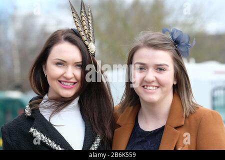 Cheltenham Festival, Cheltenham, Regno Unito - Mercoledì 11th Marzo 2020 - gli amanti della corsa arrivano presto per il giorno di oggi Ladies Day, il secondo giorno di questi anni Cheltenham Festival di corse di cavalli. Foto Steven May / Alamy Live News Foto Stock