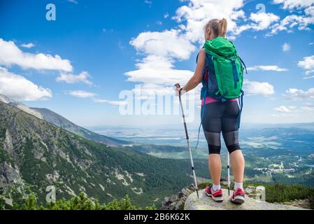 Giovane donna escursioni in montagna Foto Stock