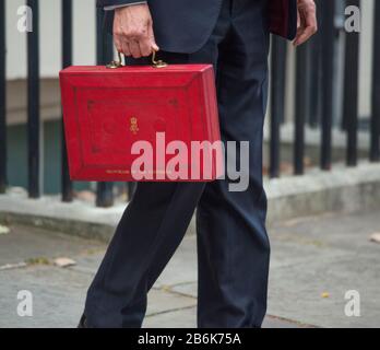 29th ottobre 2018, Londra, Regno Unito. Il Cancelliere dello scacchiere lascia 11 Downing Street per presentare la sua scatola rossa ai mezzi assemblati. Foto Stock