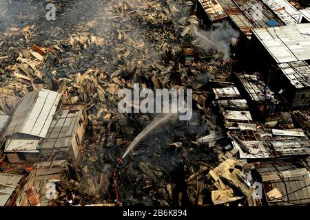 Dhaka, Bangladesh. 11th Mar, 2020. I vigili del fuoco spruzzano l'acqua per spegnere il fuoco in uno slum a Dhaka, Bangladesh, l'11 marzo 2020. Un enorme incendio scoppiò in una delle più grandi baraccopoli della capitale del Bangladesh, Dhaka Mercoledì, distruggendo centinaia di case e lasciando migliaia di sfollati. Credit: Str/Xinhua/Alamy Live News Foto Stock