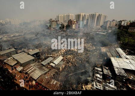 Dhaka, Bangladesh. 11th Mar, 2020. Il fumo si illumina dal sito di un incendio di slum a Dhaka, in Bangladesh, l'11 marzo 2020. Un enorme incendio scoppiò in una delle più grandi baraccopoli della capitale del Bangladesh, Dhaka Mercoledì, distruggendo centinaia di case e lasciando migliaia di sfollati. Credit: Str/Xinhua/Alamy Live News Foto Stock