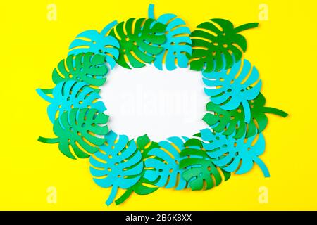 Estate foglie tropicali, cornice piante. Stile di taglio della carta. Foto Stock