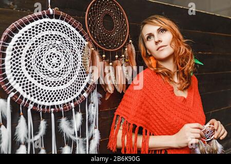 Ritratto di una bella ragazza con nativo americano tradizionale dreamcatcher, boho e concetto esoterico Foto Stock