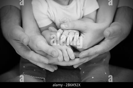 mani di famiglia completa: padre, madre e bambino. Foto Stock