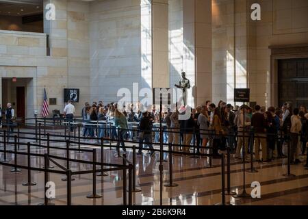 Washington, DC, USA - 4 marzo 2020. I visitatori del Capitol Building di Washington line fino a ottenere l'ingresso. Foto Stock