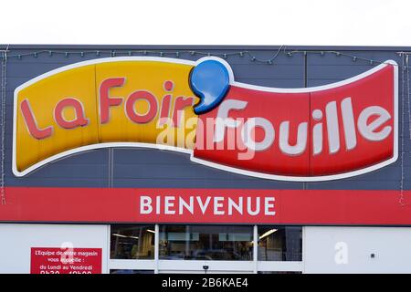 Bordeaux , Aquitaine / Francia - 11 13 2019 : la Foir Fouille segno negozio catena di negozi francese vendita elementi decorativi economici Foir'Fouille Foto Stock