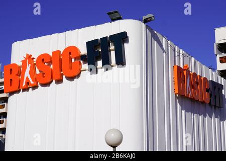 Bordeaux , Aquitaine / Francia - 11 13 2019 : Basic-Fit fitness club firma logo leader del mercato europeo Foto Stock