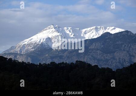 Paesaggio con vista del Taurus occidentale con picco Tahtali coperto di neve bianca pulita e pulita. Tahtali è la montagna turca più alta della regione di Antalya Foto Stock