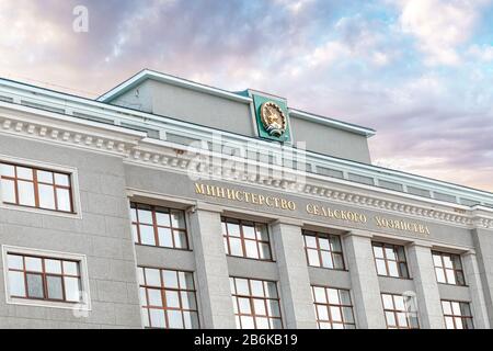 30 APRILE 2018, UFA, RUSSIA: Edificio del ministero amministrativo con architettura storica nel centro della città di Ufa Foto Stock