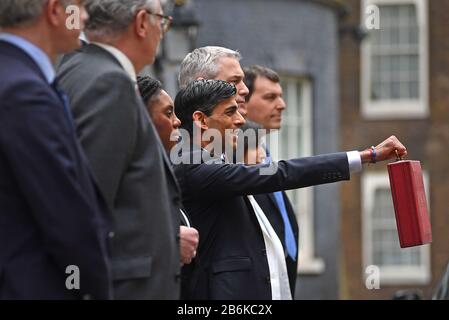 Il Cancelliere Rishi Sunak al di fuori dell'11 Downing Street, Londra, prima di dirigersi alla Camera dei Comuni per realizzare il suo bilancio. Foto Stock