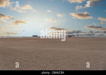 Spiaggia con palafitte sullo sfondo, Sankt Peter-Ording, Mare del Nord, Schleswig-Holstein, Germania, Europa Foto Stock