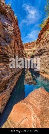 Coloratissima piscina della gola di Weano nel Parco Nazionale Karajini nell'Australia Occidentale Foto Stock