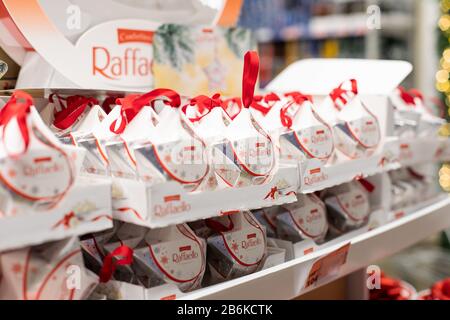 Mosca, Russia - 30 novembre 2019: Caramelle al cocco Ferrero Raffaello. Dolce regalo di natale. Presentazione di un nuovo pacchetto di dolci Raffaello con Foto Stock