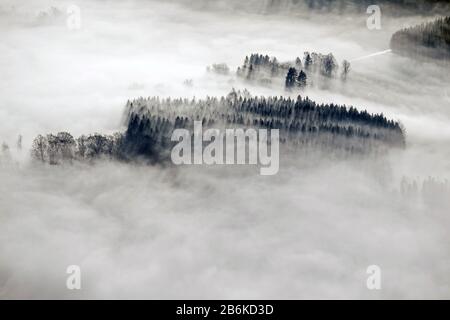 Nuvole e valli e zone boschive vicino a Meschede, vista aerea, 11.12.2013, Germania, Renania Settentrionale-Vestfalia, Sauerland, Meschede Foto Stock