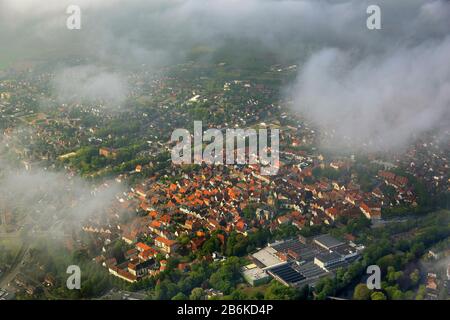 , centro della città di Warendorf con chiesa di San Laurentius al mercato, vista aerea, 20.05.2014, Germania, Nord Reno-Westfalia, Muensterland, Warendorf Foto Stock