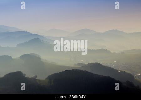 , nuvole e nebbia sulle valli e foreste vicino a Meschede, vista aerea, 12.03.2014, Germania, Renania settentrionale-Vestfalia, Sauerland, Meschede Foto Stock