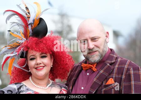 Cheltenham Festival, Cheltenham, Regno Unito - Mercoledì 11th Marzo 2020 - gli amanti della corsa arrivano presto per il giorno di oggi Ladies Day, il secondo giorno di questi anni Cheltenham Festival di corse di cavalli. Foto Steven May / Alamy Live News Foto Stock