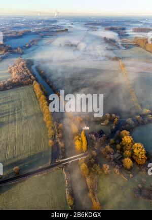 Corso del fiume Lippe all'alba al ponte di Haarener Weg in nebbia mattutina, vista aerea, 11.12.2013, Germania, Nord Reno-Westfalia, Ruhr Area, Hamm Foto Stock