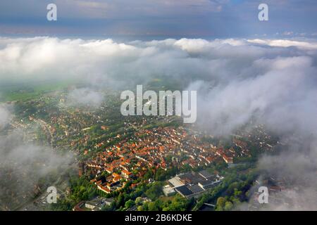 Centro della città di Warendorf con la chiesa di St Laurentius al mercato, vista aerea, Germania, Renania Settentrionale-Vestfalia, Muensterland, Warendorf Foto Stock