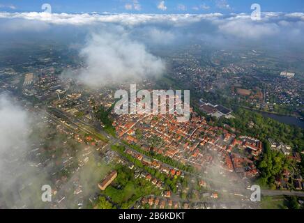 , centro della città di Warendorf con chiesa di San Laurentius al mercato, vista aerea, 20.05.2014, Germania, Nord Reno-Westfalia, Muensterland, Warendorf Foto Stock