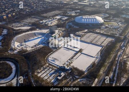 , Parkstation e Veltins Arena del FC Schalke 04 in inverno, 28.12.2014, vista aerea, Germania, Renania Settentrionale-Vestfalia, Ruhr Area, Gelsenkirchen Foto Stock