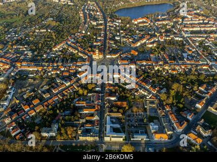 Centro città di Neustrelitz con piazza del mercato e la chiesa Stadtkirche, 31.10.2013, vista aerea, Germania, Meclemburgo-Pomerania occidentale, Neustrelitz Foto Stock