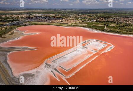 Paesaggio salino a Aigues-Mortes, veduta aerea, 23.07.2014, Francia, Languedoc-Roussillon, Aigues-Mortes Foto Stock