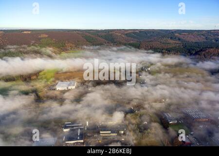 Nuvole sul parco industriale Enste in Meschede, vista aerea, 11.12.2013, Germania, Renania Settentrionale-Vestfalia, Sauerland, Meschede Foto Stock