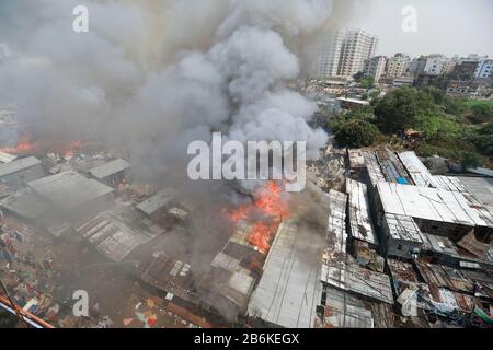 Dhaka, Dhaka, Bangladesh. 11th Mar, 2020. Fino a 2.000 case sono state rasate al suolo, mentre circa 10.000 residenti sono stati colpiti nel fuoco che si è rotto in uno slum nella zona di Rupnagar di Mirpur di Dhaka, Bangladesh, 11 marzo 2020. Il fuoco voluminoso ha scoppiato a Rupnagar Slum nella zona di Mirpur della città il mercoledì mattina. 22 unità antincendio si precipitarono e insieme alla gente del posto lavorarono per quasi tre ore per portare il fuoco sotto controllo. Credito: Suvra Kanti Das/Zuma Wire/Alamy Live News Foto Stock