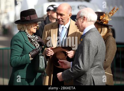 La duchessa di Cornovaglia parla con Ian Renton (Direttore Regionale Cheltenham e il South West - il Jockey Club) durante il secondo giorno del Cheltenham Festival all'ippodromo di Cheltenham. Foto Stock