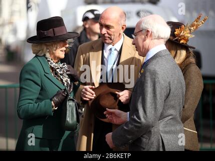 La duchessa di Cornovaglia parla con Ian Renton (Direttore Regionale Cheltenham e il South West - il Jockey Club) durante il secondo giorno del Cheltenham Festival all'ippodromo di Cheltenham. Foto Stock