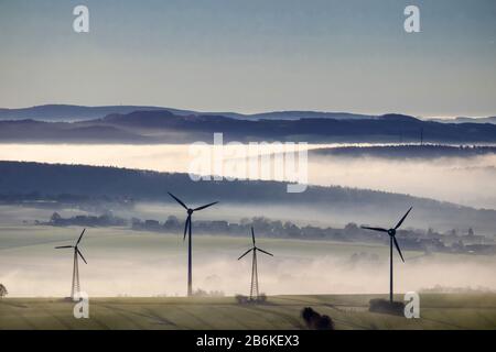 Turbine eoliche con strato di nebbia vicino A Ense, 11.12.2013, vista aerea, Germania, Renania Settentrionale-Vestfalia, Sauerland, Ense Foto Stock