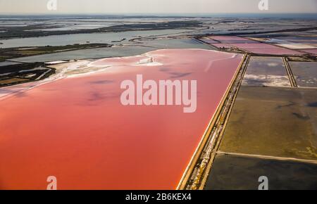 , paesaggio salino a Aigues-Mortes, veduta aerea, 23.07.2014, Francia, Languedoc-Roussillon, Aigues-Mortes Foto Stock