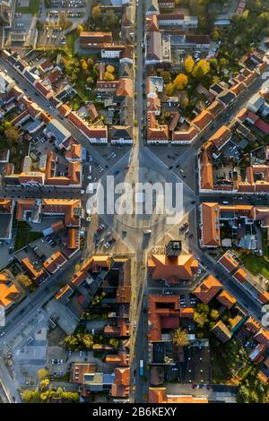 , centro città di Neustrelitz con piazza del mercato e municipio, 31.10.2013, vista aerea, Germania, Meclemburgo-Pomerania occidentale, Neustrelitz Foto Stock